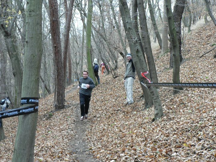 Kunratice06 023.jpg - A už se řítím já. Jde vidět, že s tempem to nepřeháním.